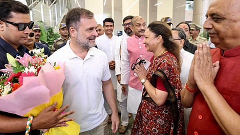 लखनऊ में राहुल गांधी का स्वागत करते कांग्रेस नेता