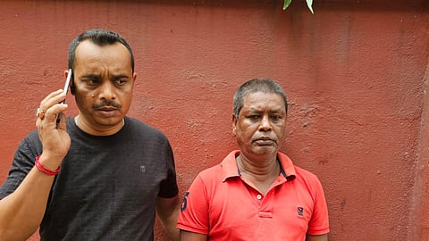 पुलिस गिरफ्तार वृद्ध को अदालत ले जाती हुई