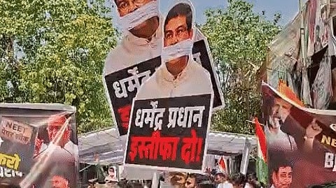 प्रधान के इस्तीफे की मांग