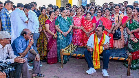 डूंगरपुर जिले के धम्बोला गांव में आम लोगों से सवांद करते CM भजनलाल शर्मा