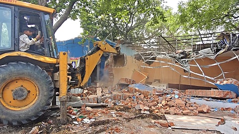 आईएसपी ने बुलडोजर से तोड़ा तृणमूल पार्षद का कार्यालय