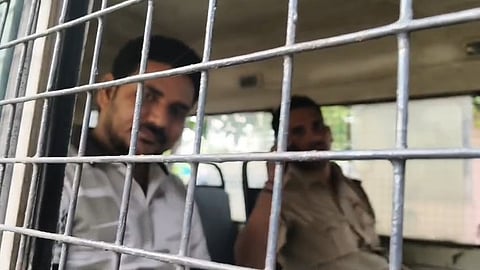 गिरफ्तार अभियुक्त को अदालत ले जाती पुलिस