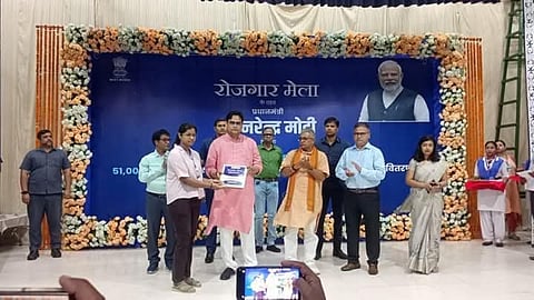 खड़गपुर में आयोजित रोजगार मेले में प्रदान किए जा रहे नियुक्ति पत्र