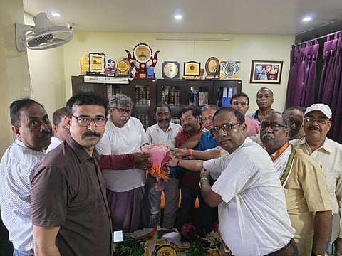 विधायक जितेंद्र तिवारी को ज्ञापन सौंपते भारतवर्षीय बरनवाल महासभा के पदाधिकारी