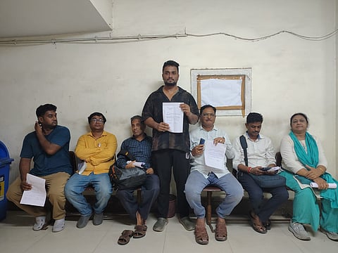 डायमंड हार्बर पालिका के तृणमूल पार्षद इस्तीफा पत्र दिखाते हुए