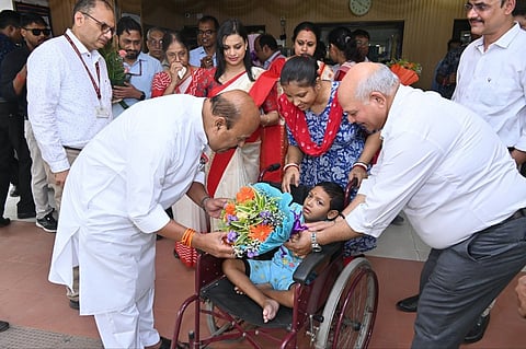 दिव्यांगजनों को उपकरण वितरित करते केंद्रीय सामाजिक न्याय एवं अधिकारिता मंत्री वीरेंद्र कुमार