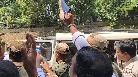तृणमूल नेता को अदालत मे पेश करने ले जाती पुलिस