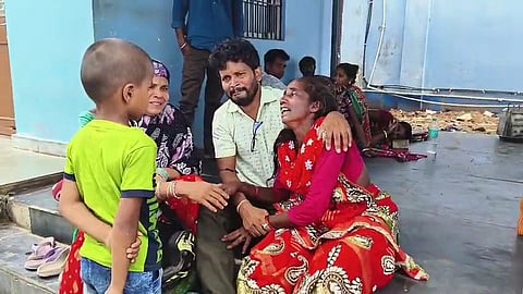 बिलखते परिजन