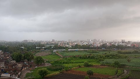 तेज आंधी और मूसलाधार बारिश से दिन में छाया अंधेरा, कई जिलों में रेड अलर्ट जारी