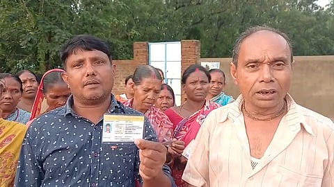 पहचान पत्र दिखाते स्थानीय लोग