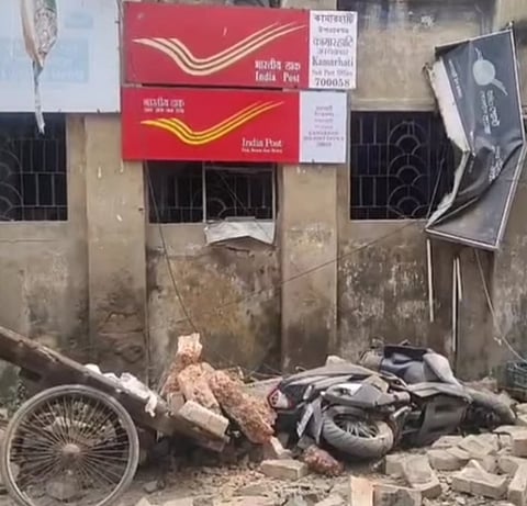 भरभराकर गिरा इमारत का बाहरी हिस्सा