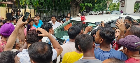 दुकानदारों ने मंत्री की गाड़ी रोककर मांगी मदद