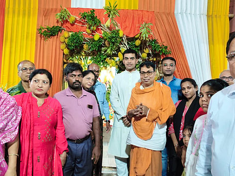 पार्क सर्कस काली मंदिर के 75 साल पूरे, 100 किलो आम से सजा मंदिर बना आकर्षण का केंद्र