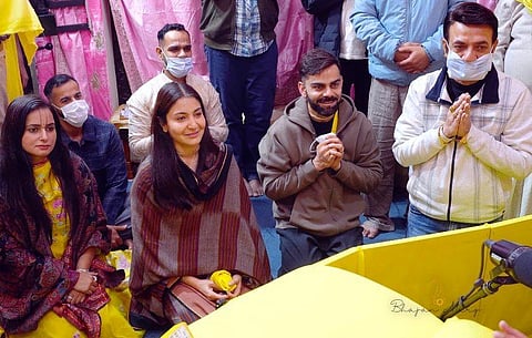 IPL जीत के बाद वृंदावन पहुंचे विराट-अनुष्का, प्रेमानंद महाराज का लिया आशीर्वाद
