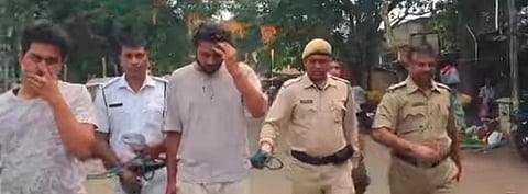 अभियुक्त की कमर में रस्सी बांधकर घुमाया गया
