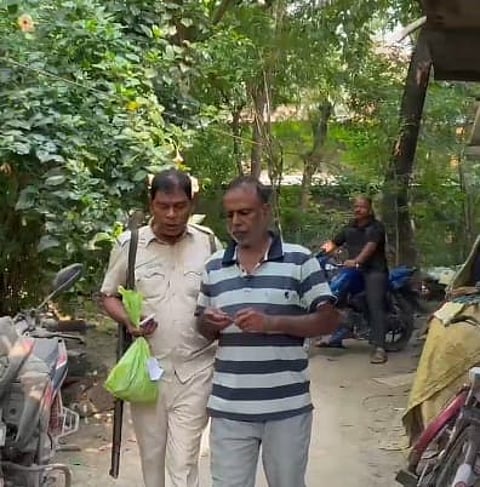 मोटर साइकिल चोर को ले जाती पुलिस