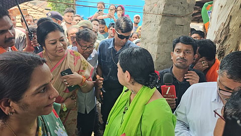 मंत्री अग्निमित्रा पाल स्थानीय लोगों से बात करती हुई