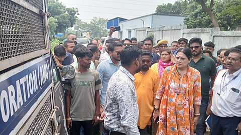 स्टोर में वर्षों से पड़ी सफाई सामग्रियों को देख भड़कीं मंत्री