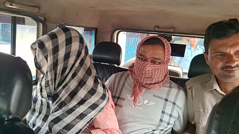 गिरफ्तार अभियुक्तों को अदालत ले जाती पुलिस