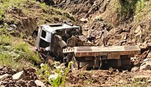 दुर्घटना में चालक की हो गई मौत