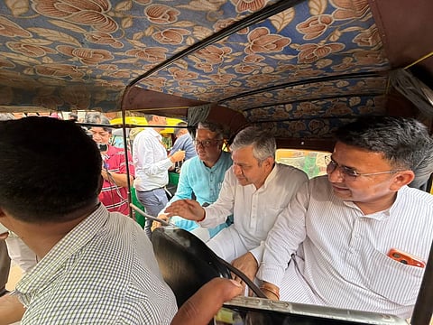 कोलकाता में रेल मंत्री ने मेट्रो और ऑटो से किया सफर