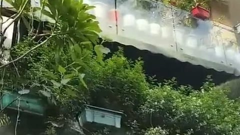 आग की शुरुआत घर के ऊपरी ग्राउंड फ्लोर पर लगे एसी यूनिट से हुई थी