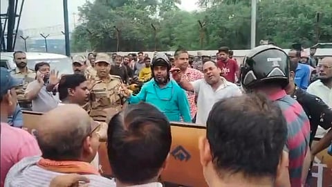 सीआईएसएफ जवान के खिलाफ ठेका मजदूरों ने किया हल्ला बोल