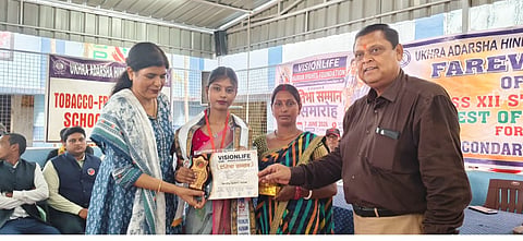 मेधावी छात्रा को सम्मानित करते स्कूल के प्रधानाध्यापक प्रवीण कुमार सिंह