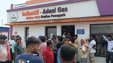 मुआवजा की मांग पर प्रदर्शन करते स्थानीय लोग