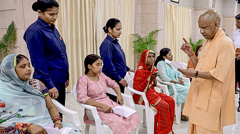 जनता दर्शन में मुख्यमंत्री योगी आदित्यनाथ