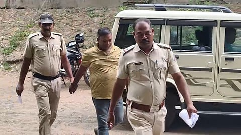 गिरफ्तार अभियुक्त को अदालत ले जाती पुलिस