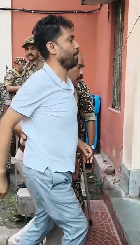 पुलिस गिरफ्तार अभियुक्त जहांगीर खान को अदालत ले जाती हुईं