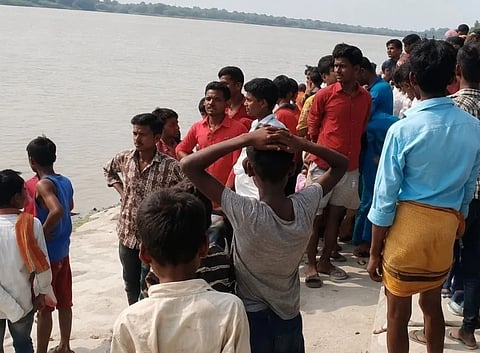 हादसे में 12 वर्षीय एक बच्ची सहित चार लोग लापता