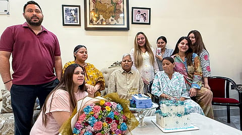 अपने परिवार के साथ लालू प्रसाद यादव