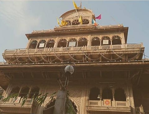 भीड़ का दबाव भी भवन की सुरक्षा के लिए चिंता का विषय बनता जा रहा है