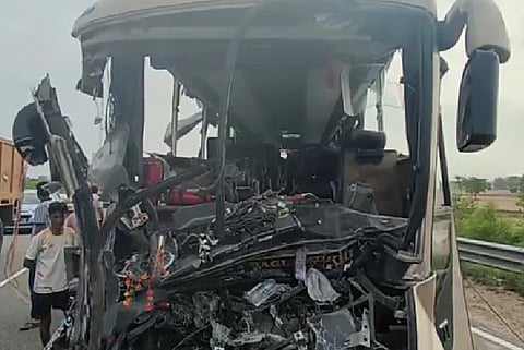 सड़क के किनारे खड़े ट्रक से टकराई बस