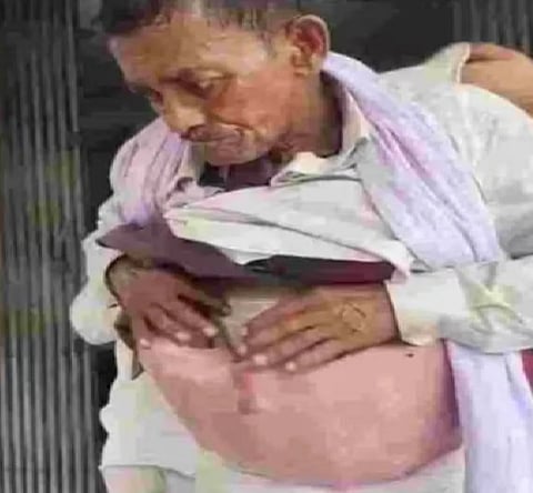 तलाशी अभियान में बुजुर्ग के पास से कुल 54 शराब की बोतलें बरामद की गईं।