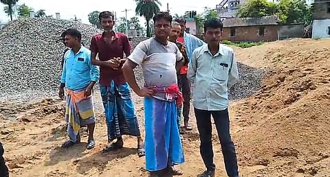 विरोध प्रदर्शन करते ग्रामीण