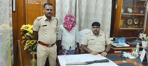 गिरफ्तार अभियुक्त को पुलिस दिखाती हुई