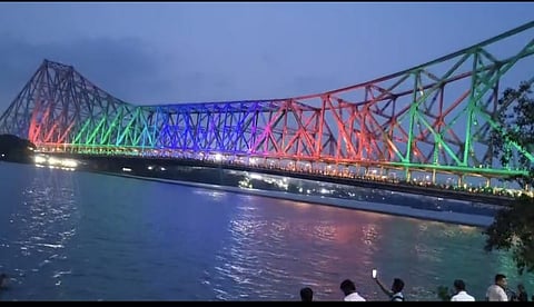 योग दिवस पर जगमगाया हावड़ा ब्रिज