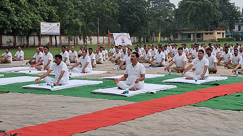 योग करते BSF के अधिकारी व जवान
