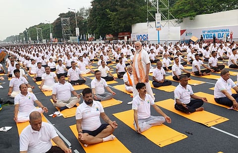 रेड रोड पर आयोजित 12वें अंतरराष्ट्रीय योग दिवस कार्यक्रम के अवसर पर योगाभ्यास का निरीक्षण करते प्रधानमंत्री Narendra Modi