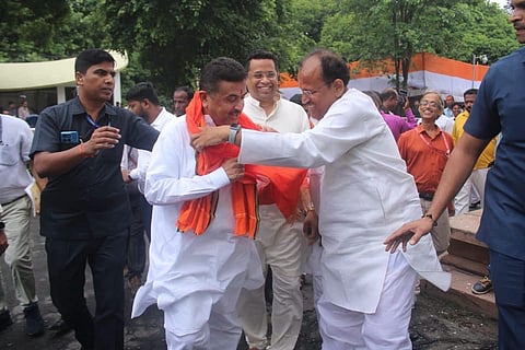 बजट पेश होने के बाद विधानसभा परिसर में मुख्यमंत्री शुभेंदु अधिकारी को सम्मानित करते भाजपा नेता भोला प्रसाद सोनकर । साथ में हैं सांसद सौमित्र खां