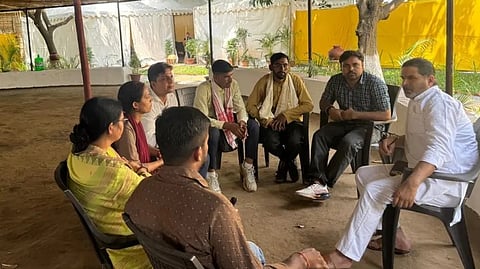 प्रशांत किशोर से बातचीत करते भरत तिवारी के परिजन