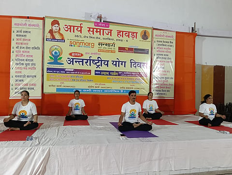 आर्य समाज और सन्मार्ग के शिविर में सैकड़ों लोगों ने किया योग