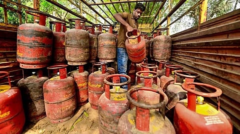 एलपीजी सिलेंडर बुकिंग अंतराल 45 दिन से घटाकर 30 दिन करने की मांग