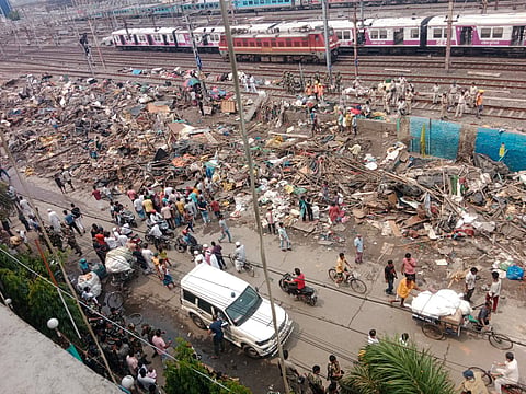 Anti-Encroachment Drive in Howrah: Bulldozer Demolishes Illegal Shanties in Tikiapara