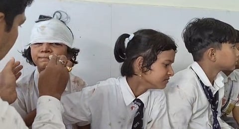 अस्पताल में इलाजरत घायल विद्यार्थी