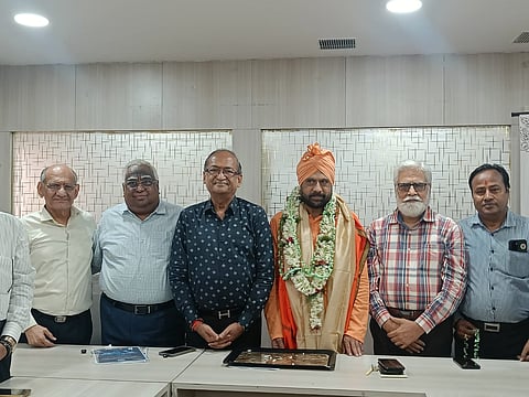 पद्मश्री स्वामी प्रदीप्तानंद महाराज के साथ सुशील पोद्दार व अन्य