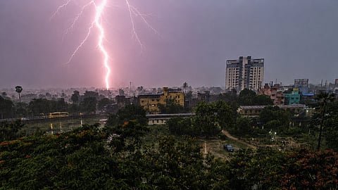 मौसम का रौद्र रूप, बिजली का तांडव, सहमे लोग